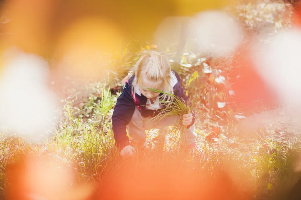 petite-fille-derriere-feuilles-vigne