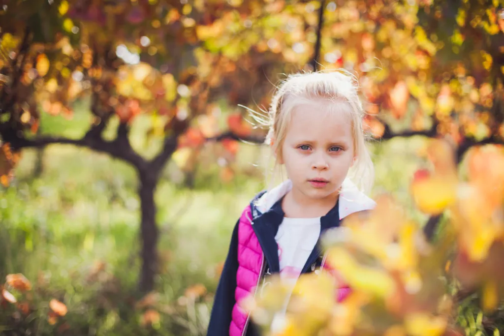 petite-fille-feuille-vignes-automne