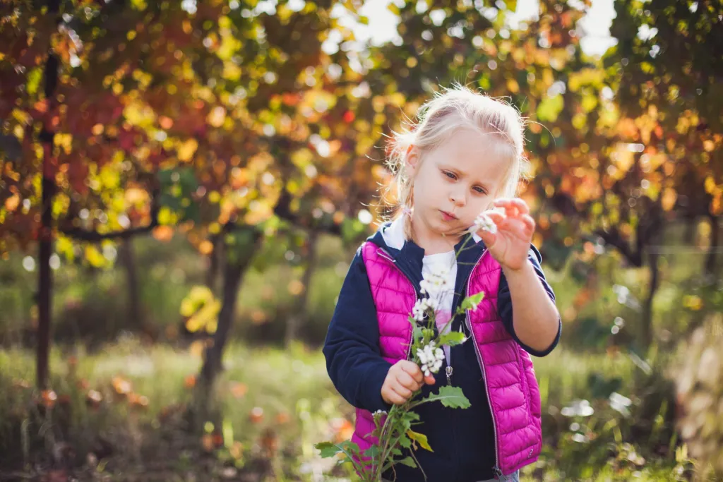 petite-fille-fleur-automne
