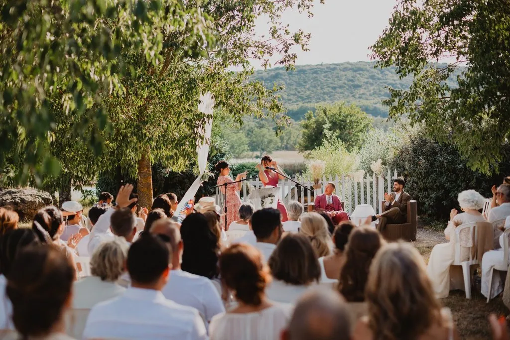 Cérémonie laïque de mariage en plein air face aux collines de Provence