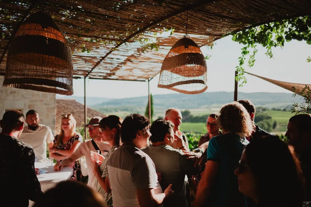Soirée de réseau d’entrepreneurs sur une terrasse avec vue sur le Luberon