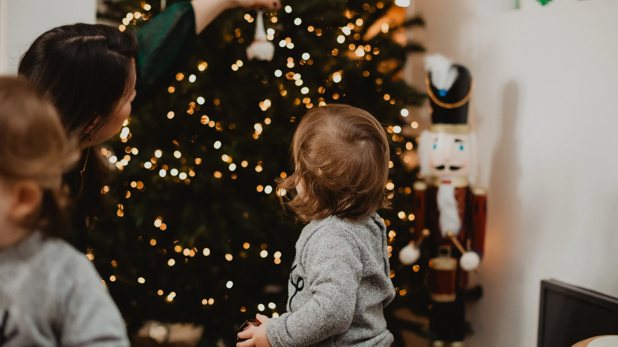 Jeunes enfants décorant le sapin, mini-séance de Noël à Salon-de-Provence