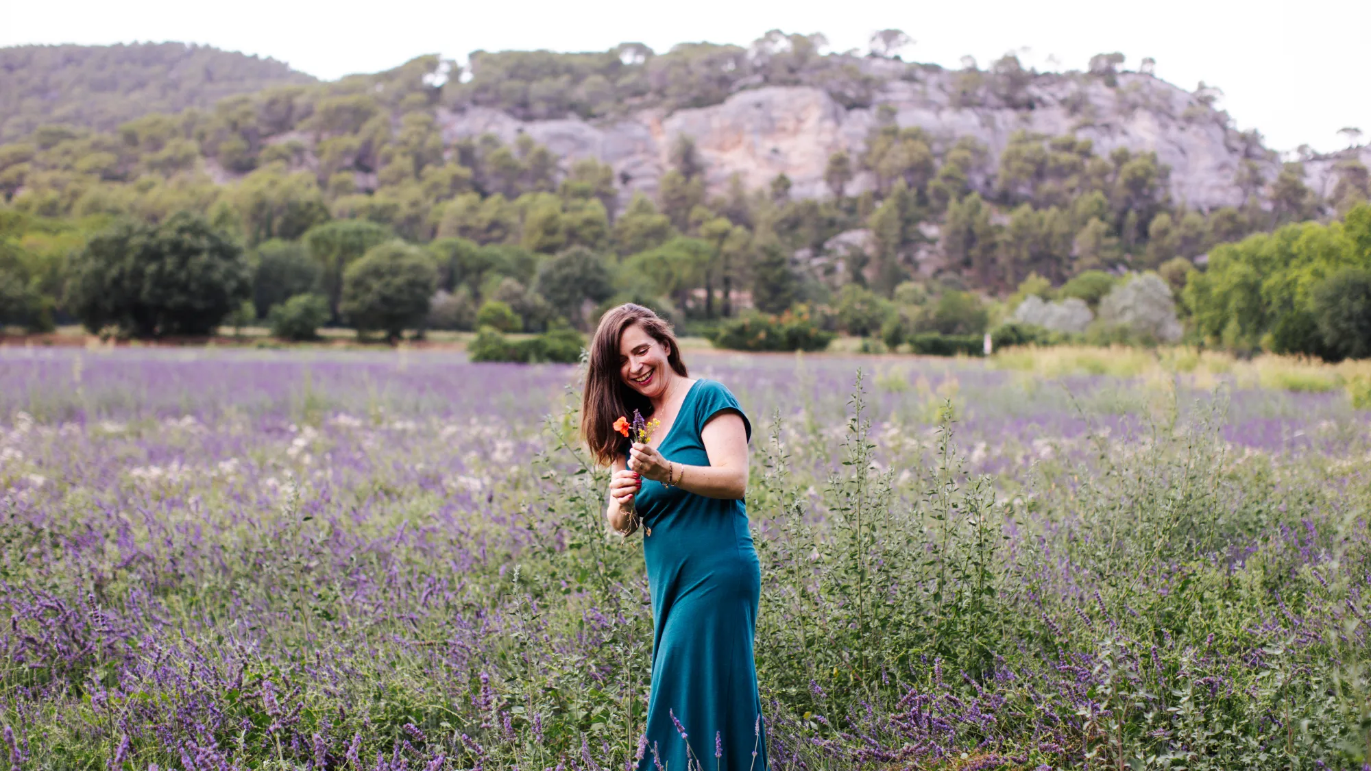 Portrait de femme dans un champ de lavande au pied des collines du Luberon