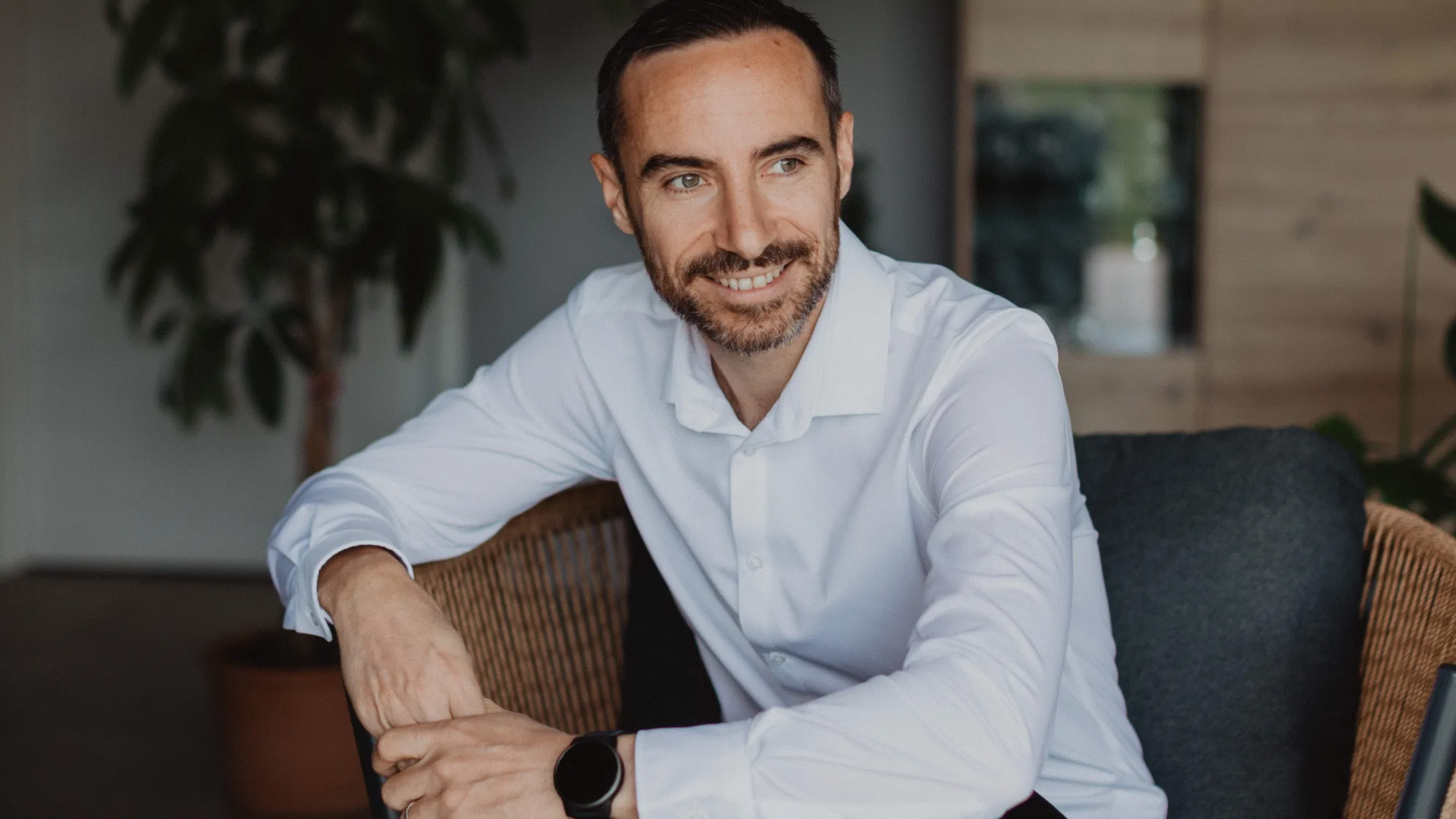 Portrait professionnel d’un dirigeant souriant, assis dans son bureau