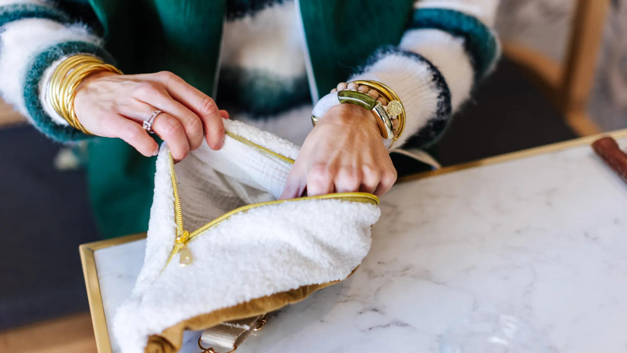 Mains d’une créatrice présentant une pochette artisanale, reportage métier