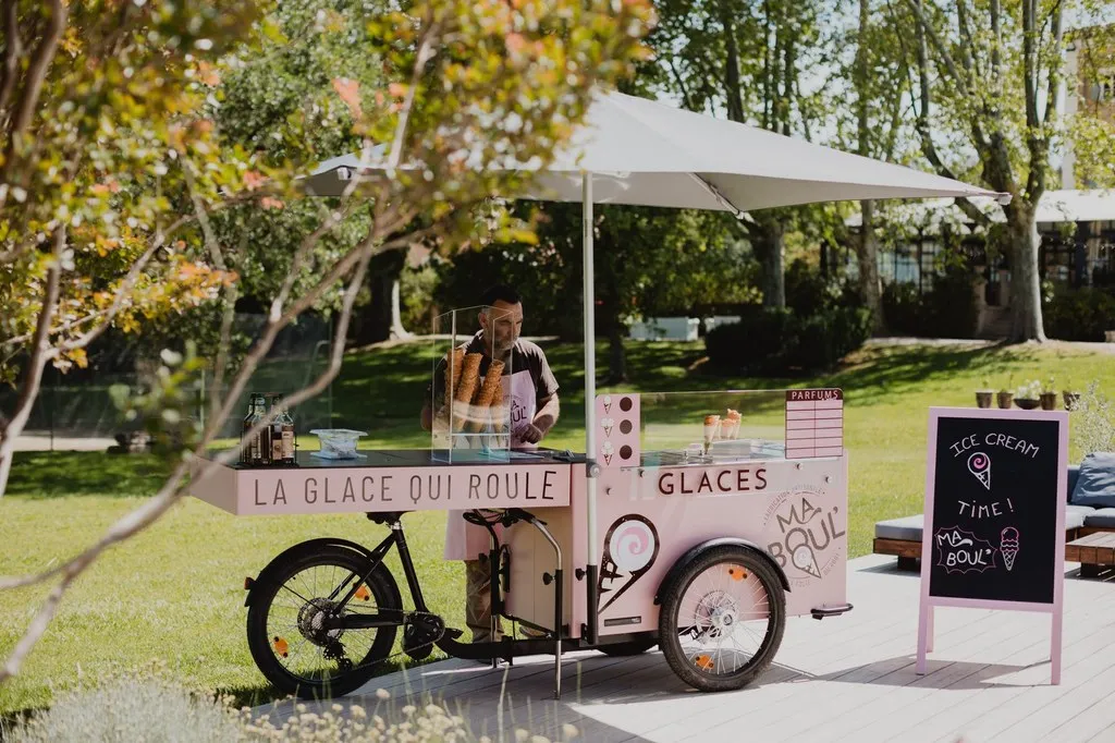 Triporteur à glaces du glacier artisanal installé dans un parc