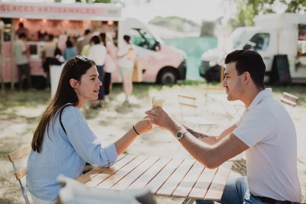 Couple partageant une glace à une table de pique-nique