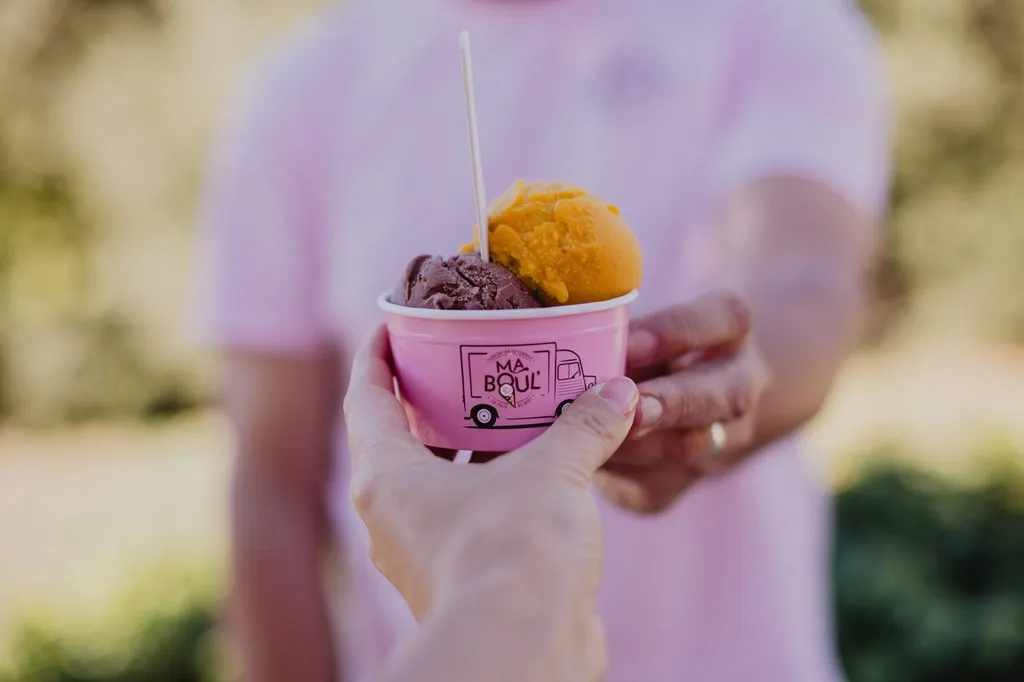 Pot de glace artisanale tendu vers l’objectif