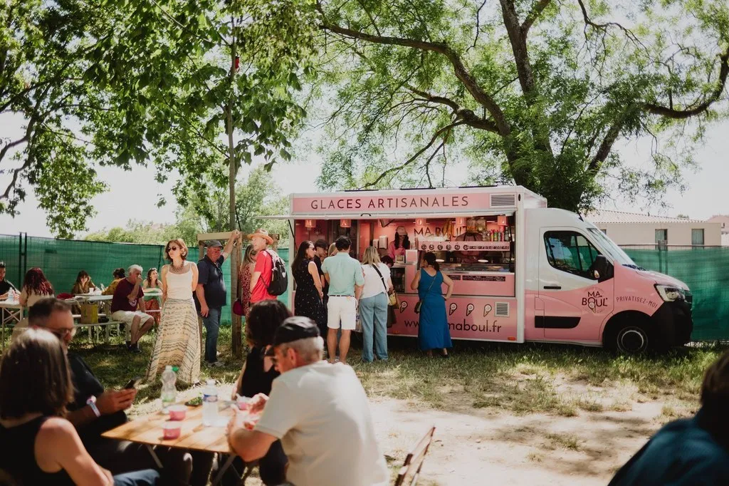 Camion du glacier artisanal installé sur un festival en plein air