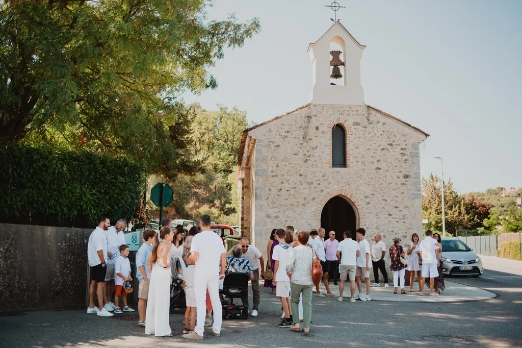 Famille réunie devant la chapelle avant le baptême