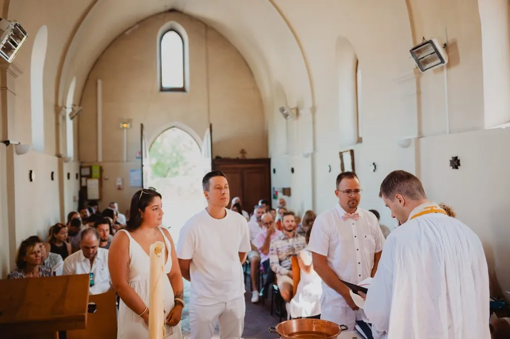 Entrée de la famille dans l’église