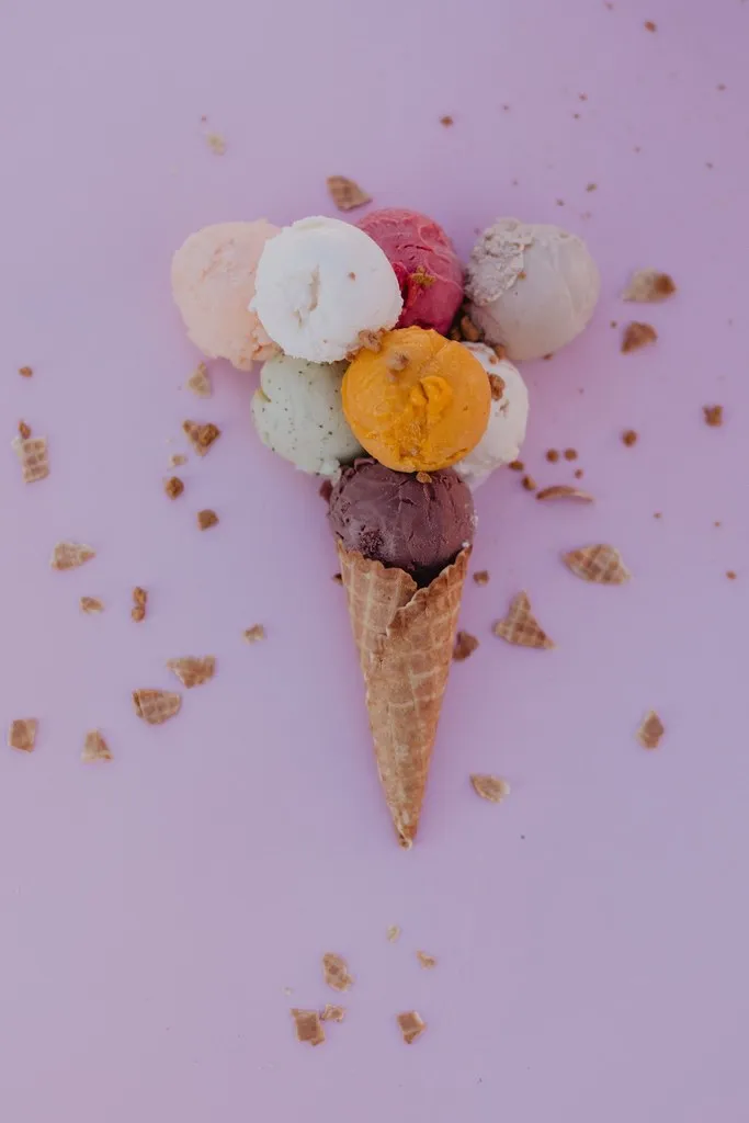 Cornet de glace artisanale photographié sur fond rose, banque d’images pour un glacier