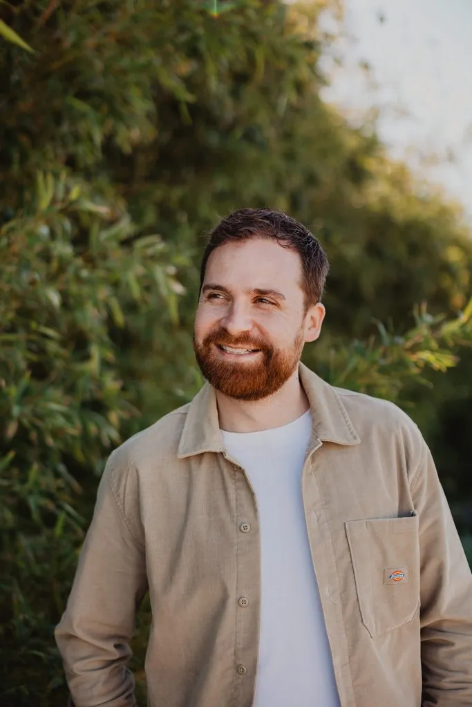 Portrait professionnel d’un entrepreneur souriant en extérieur