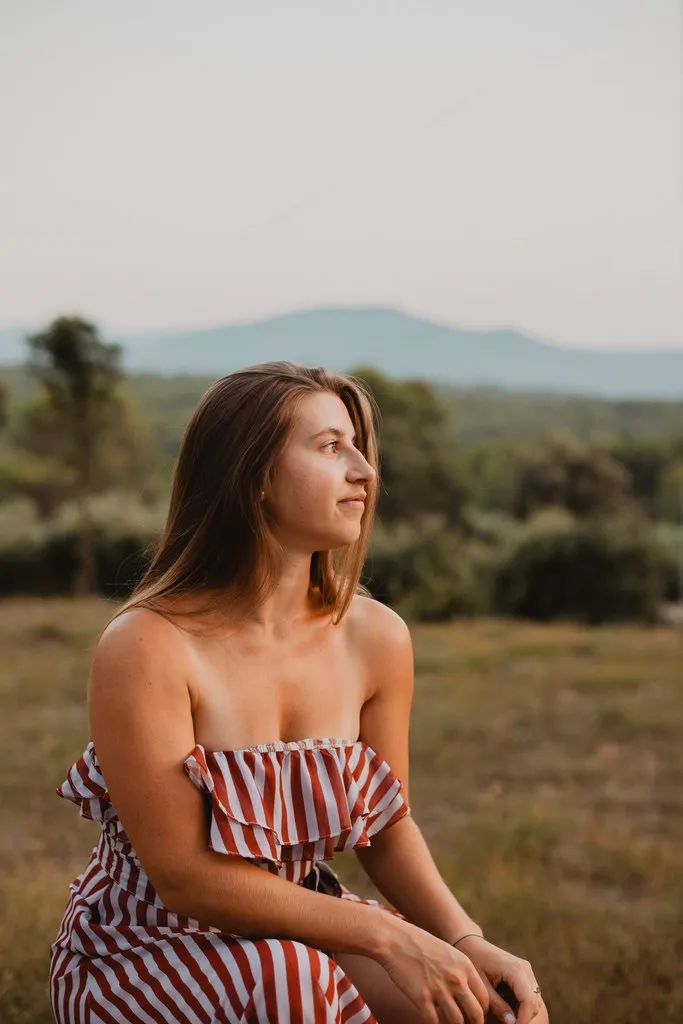 Portrait de femme en lumière dorée face aux collines du Luberon