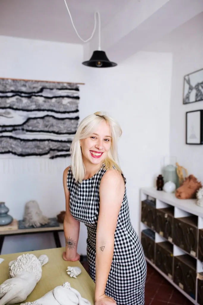 Créatrice textile souriante dans son atelier, reportage métier