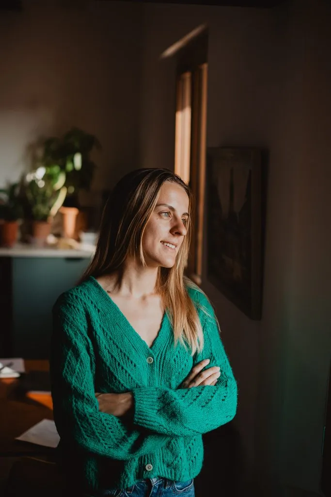 Portrait d’une thérapeute dans son cabinet