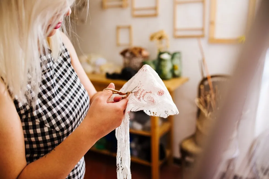 Créatrice présentant une pièce textile dans son atelier