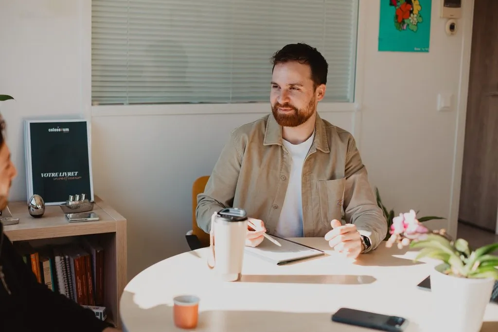 Entrepreneur à son bureau pendant un rendez-vous