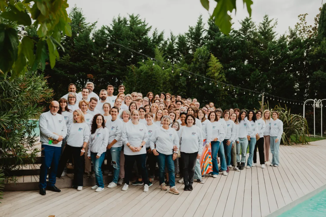Photo d’équipe d’une entreprise locale en extérieur