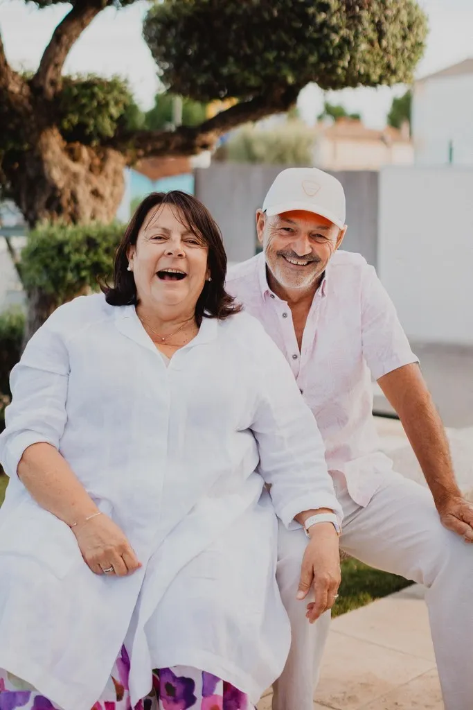 Couple riant lors d’une soirée d’entreprise