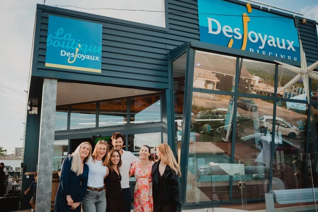 Équipe réunie devant son magasin pour l’inauguration