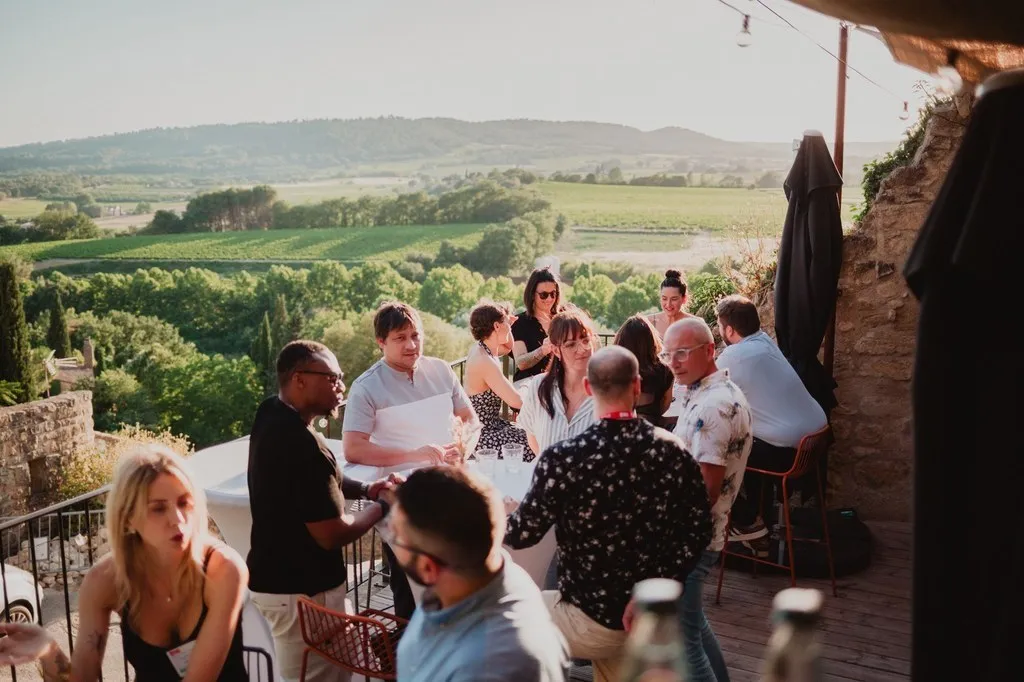 Soirée de réseau en terrasse face aux collines