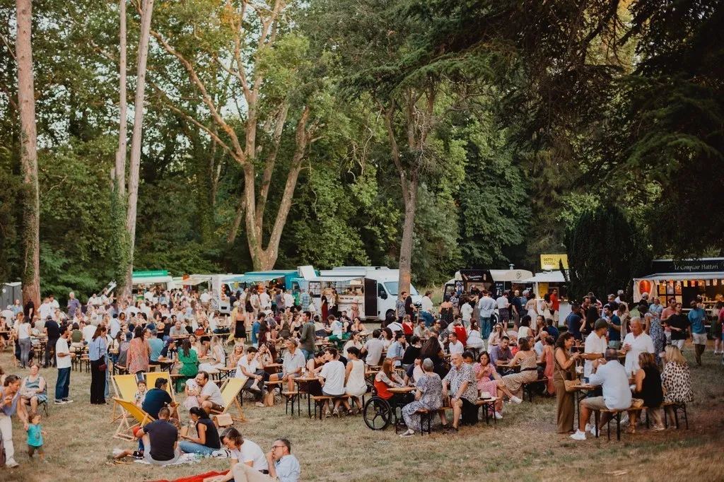 Public rassemblé lors d’un festival de food trucks