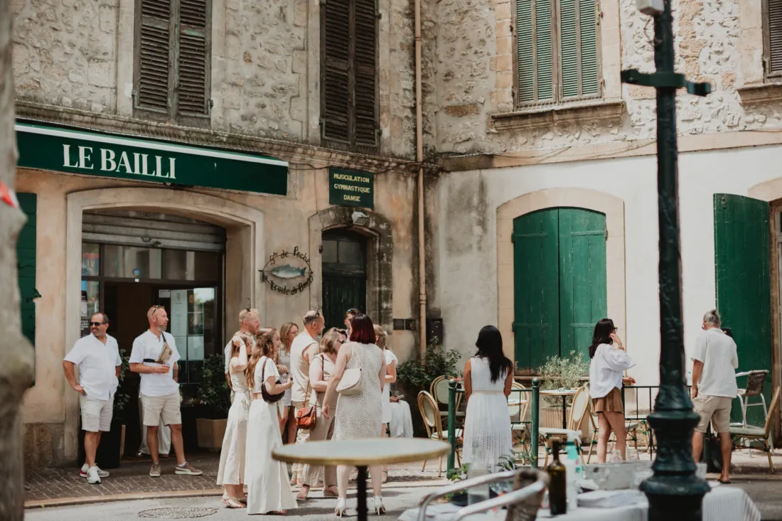 Invités réunis sur une place de village provençal