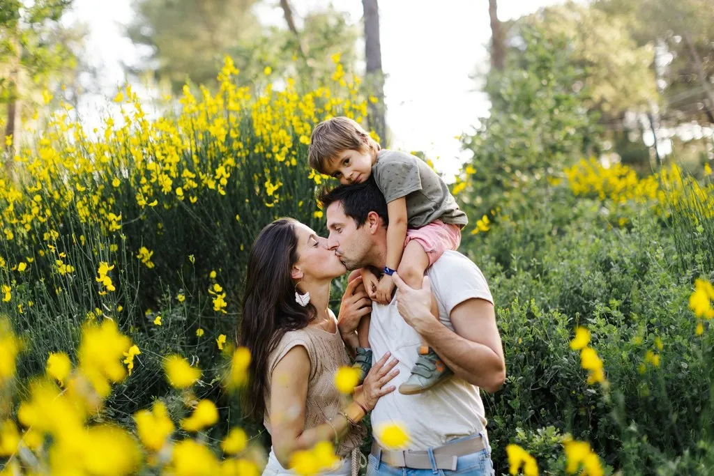 Famille enlacée au milieu des genêts en fleurs