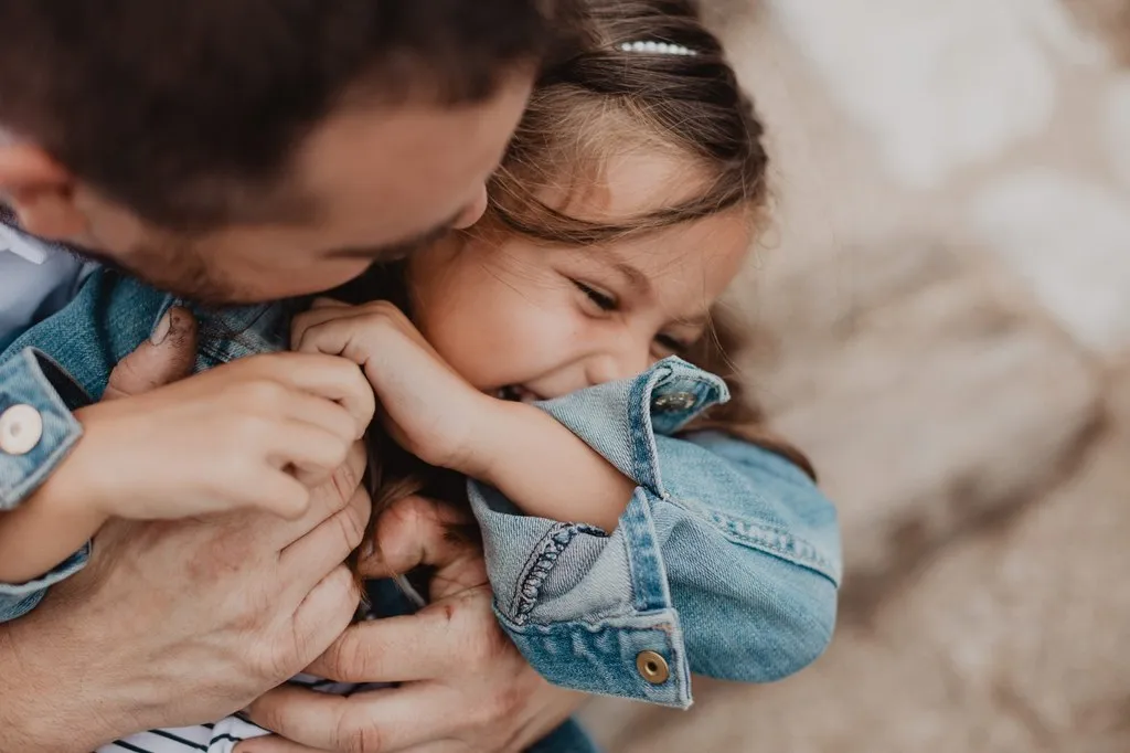 Papa serrant sa petite fille dans ses bras