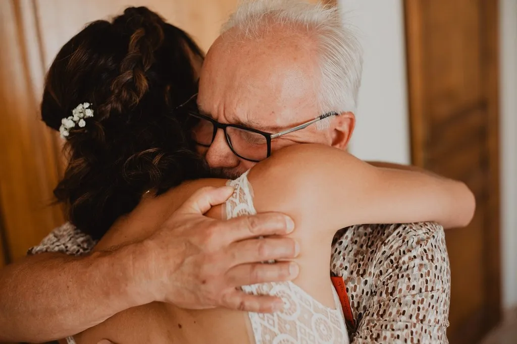 La mariée dans les bras de son grand-père, émotion des préparatifs