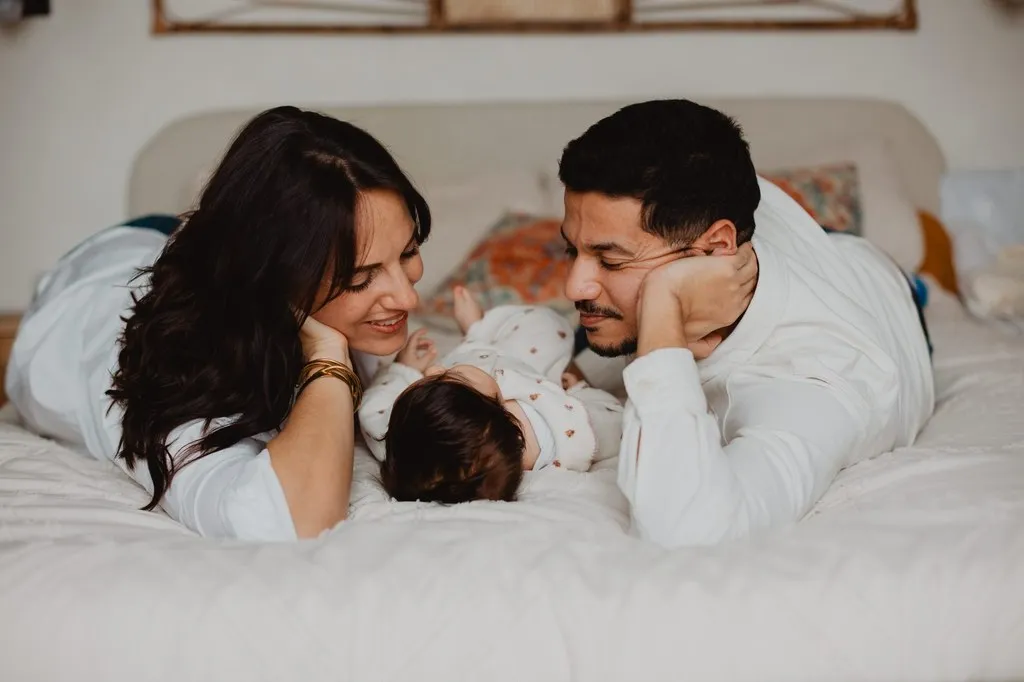 Parents allongés autour de leur nouveau-né