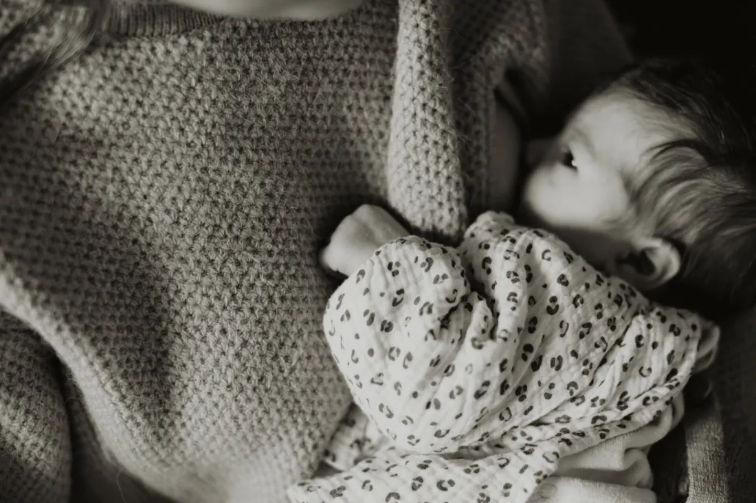 Nouveau-né endormi sur une couverture, photo de naissance en noir et blanc