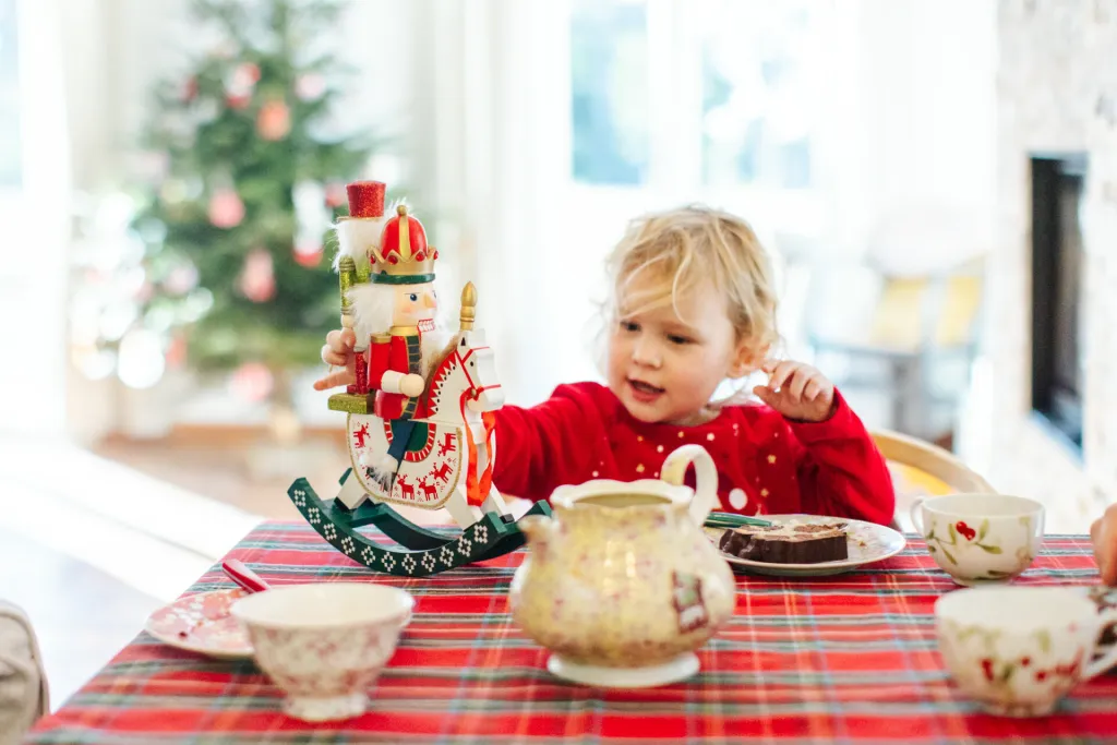 Enfant décorant le sapin pendant une mini-séance de Noël