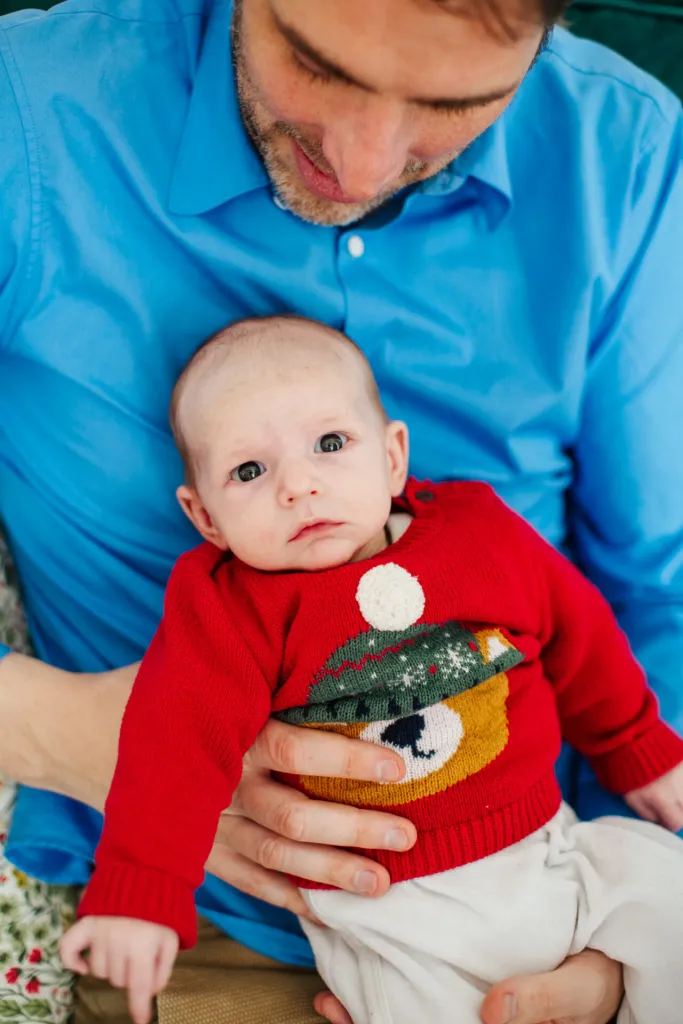 Petite fille émerveillée devant les lumières du sapin