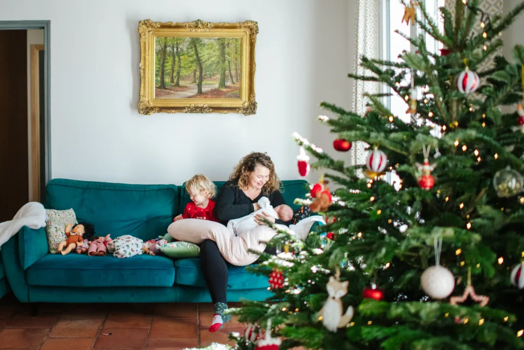 Famille réunie sur le canapé pour les photos de Noël