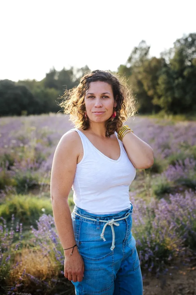 Portrait de femme dans un champ de lavande