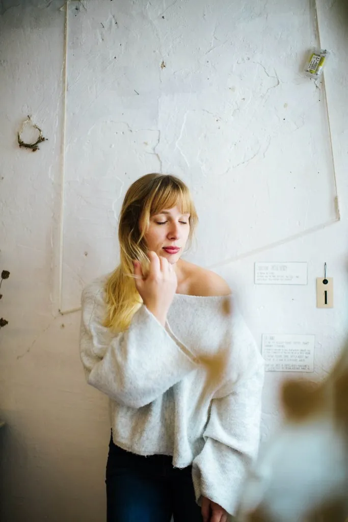 Portrait de femme en lumière naturelle près d’une fenêtre