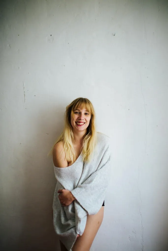 Portrait de femme souriante sur fond clair