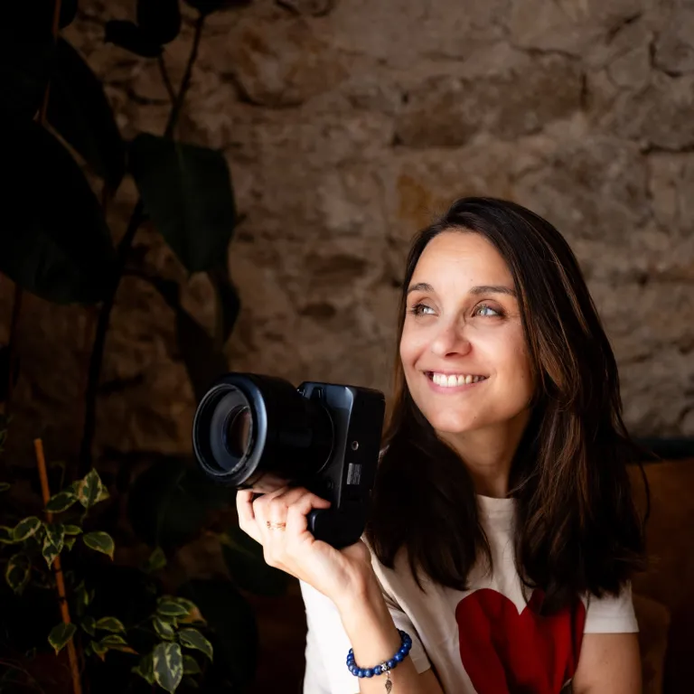 Elodie Forot, photographe à Pertuis, son appareil à la main
