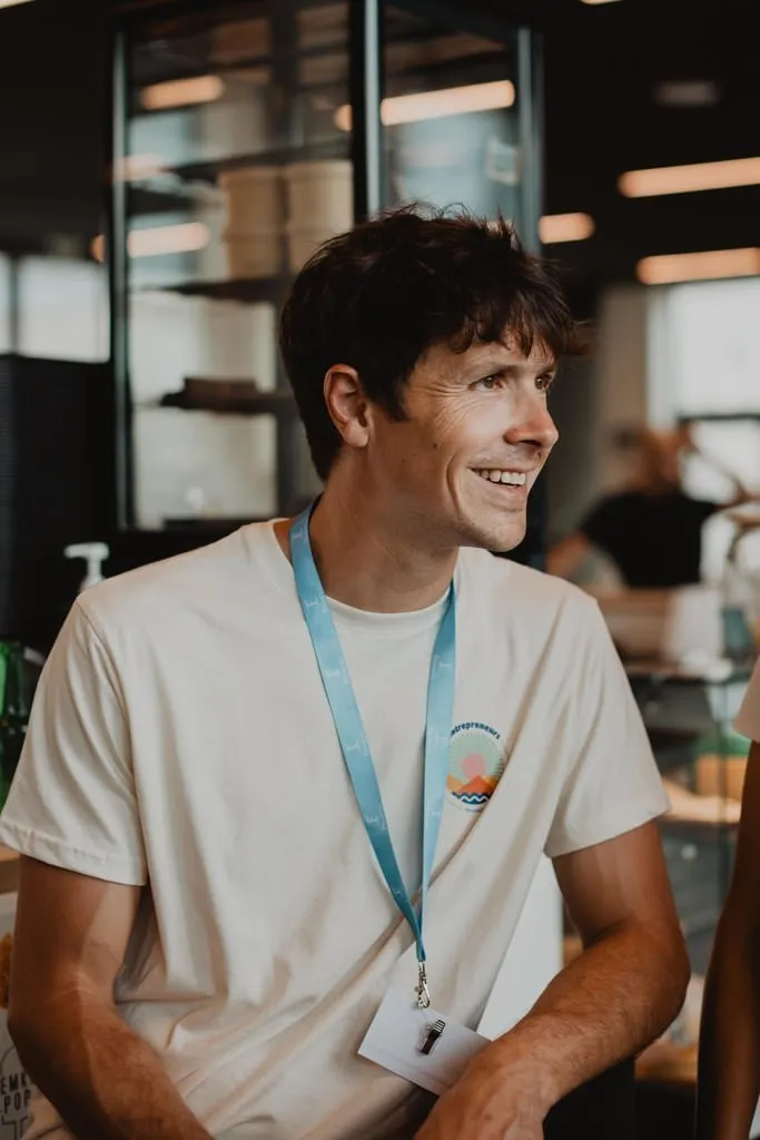 Portrait professionnel d’un jeune entrepreneur dans un espace de coworking