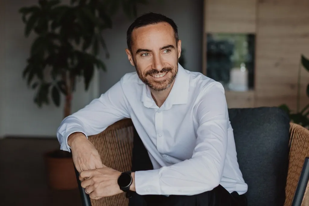 Portrait professionnel d’un dirigeant assis dans son bureau