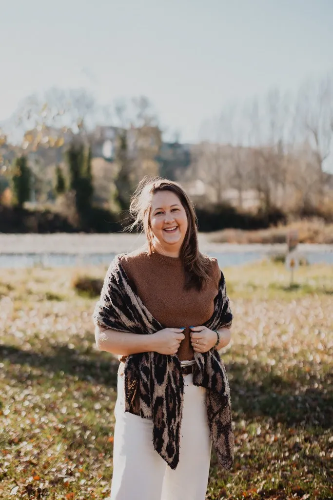 Portrait professionnel d’une entrepreneuse en extérieur