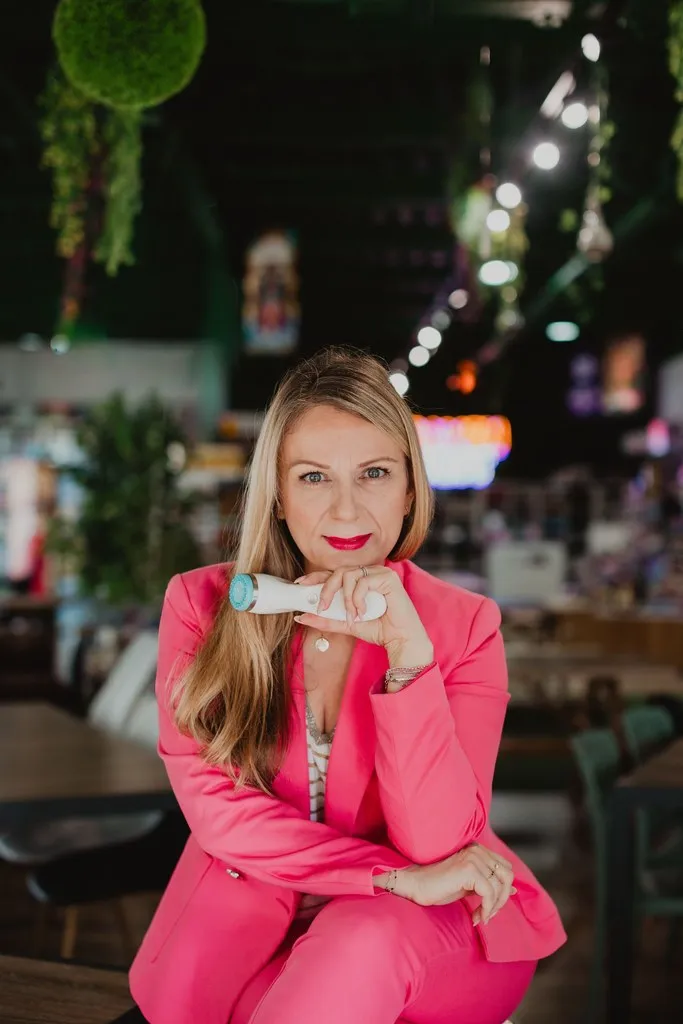 Portrait d’une entrepreneuse en tailleur rose
