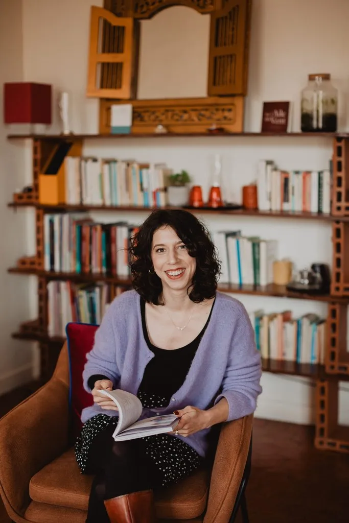 Portrait d’une thérapeute dans sa bibliothèque