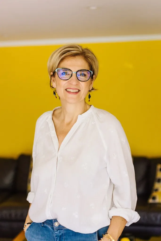 Portrait professionnel d’une dirigeante sur fond jaune
