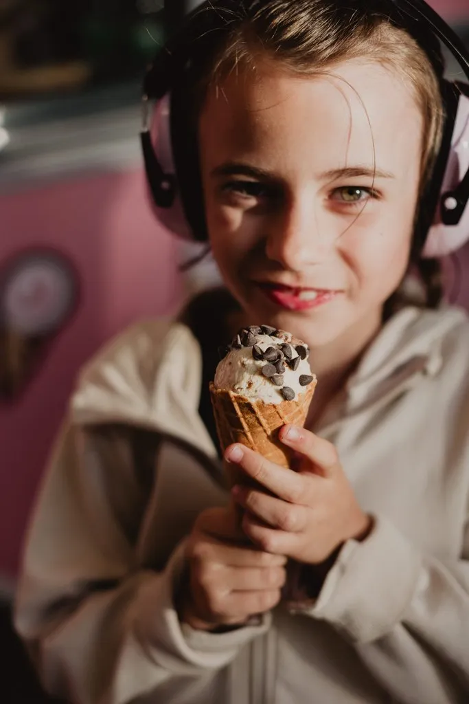 Enfant savourant un cornet de glace artisanale