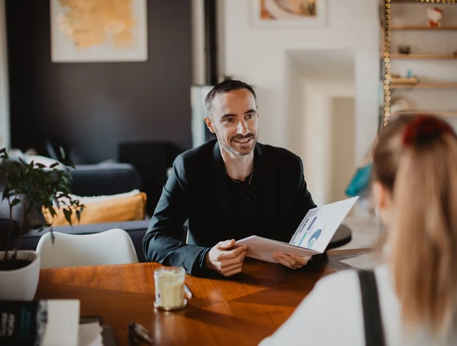 Conseiller en rendez-vous avec une cliente dans son bureau, reportage d’entreprise