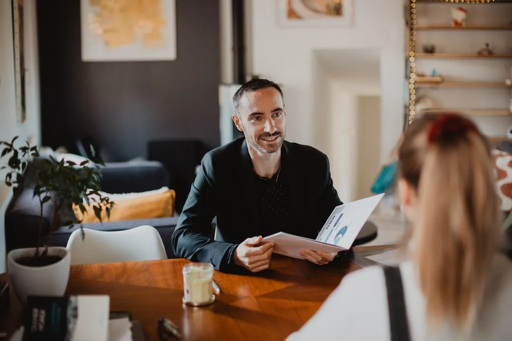 Conseiller en rendez-vous avec une cliente dans son bureau, reportage d’entreprise
